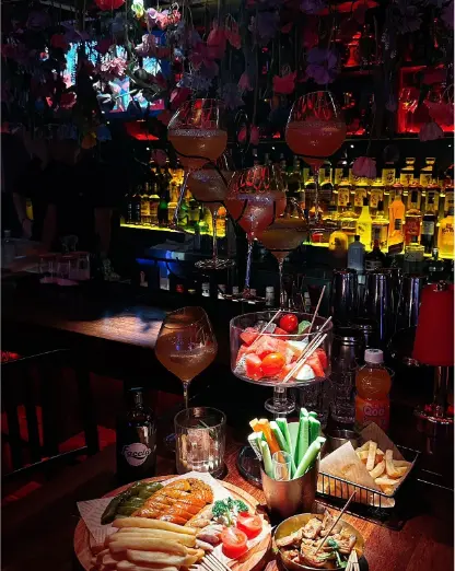 世纪大道太阳广场出发，一路向东遇见滨江大道露天咖啡